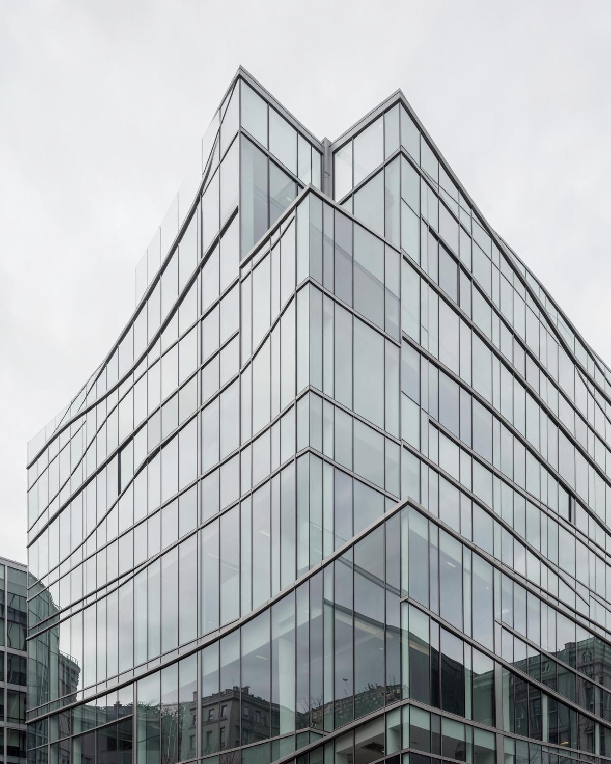 Façade vitrée d’un immeuble de bureaux contemporain